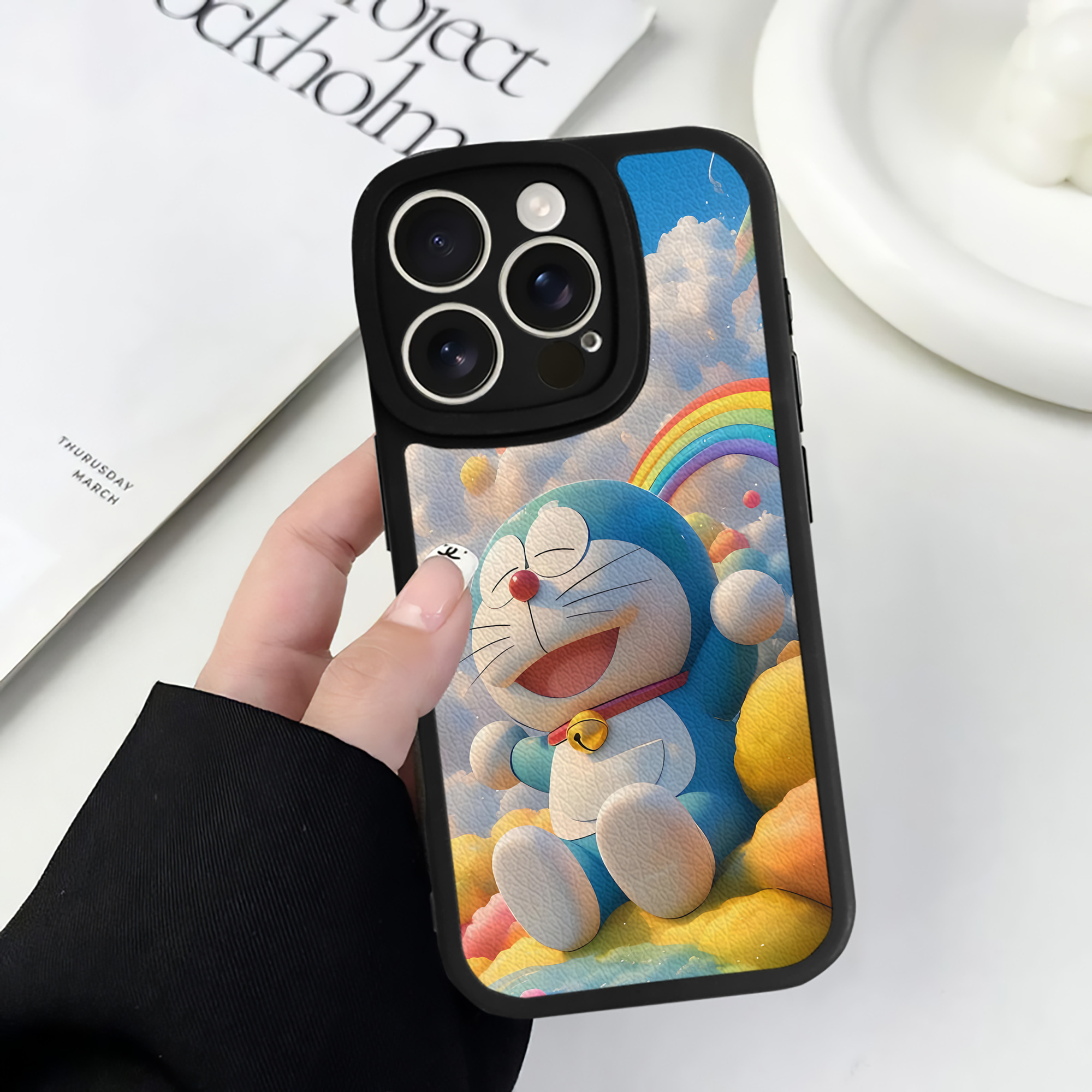 （画像用） ドラえもん Doraemon 【iPhone 16シリーズ対応】シリコンスマホケース（レザー調） 材質：シリコン